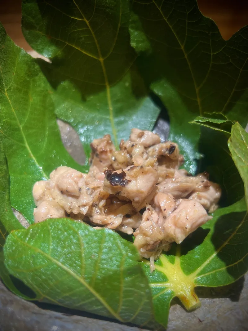 大山鶏のいちじく葉包み蒸し