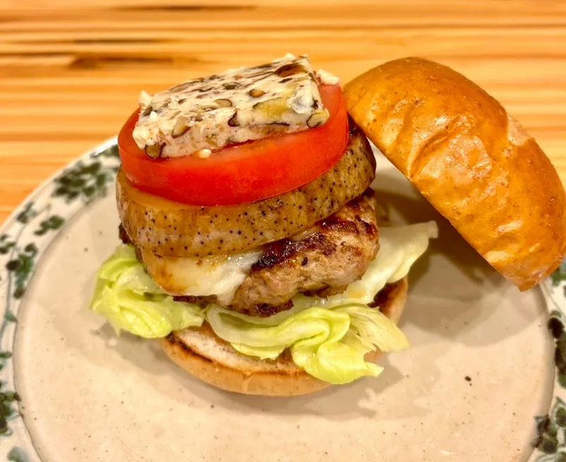河内鴨つくね・加賀れんこん・いちじくバターのハンバーガー