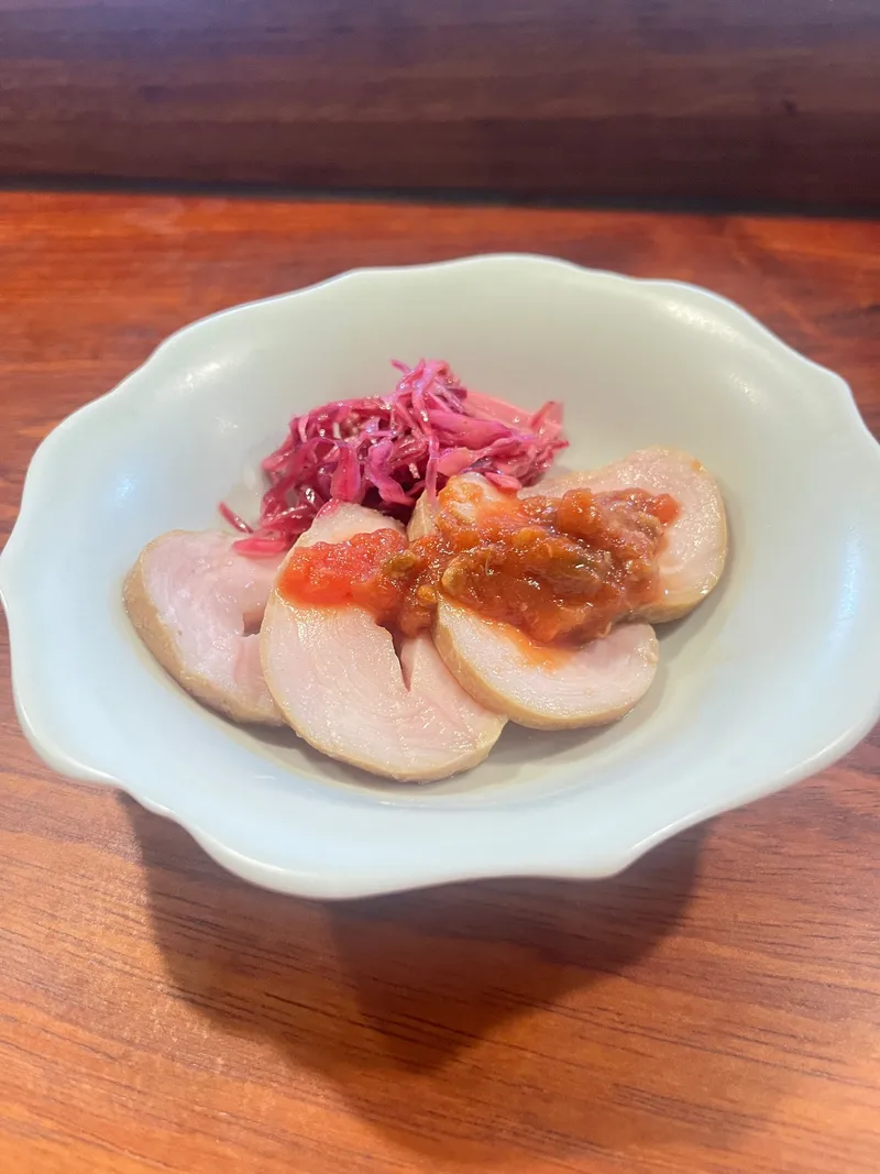 朝引き鶏むね肉の燻製鶏ハム、紫色キャベツのマリネ添え