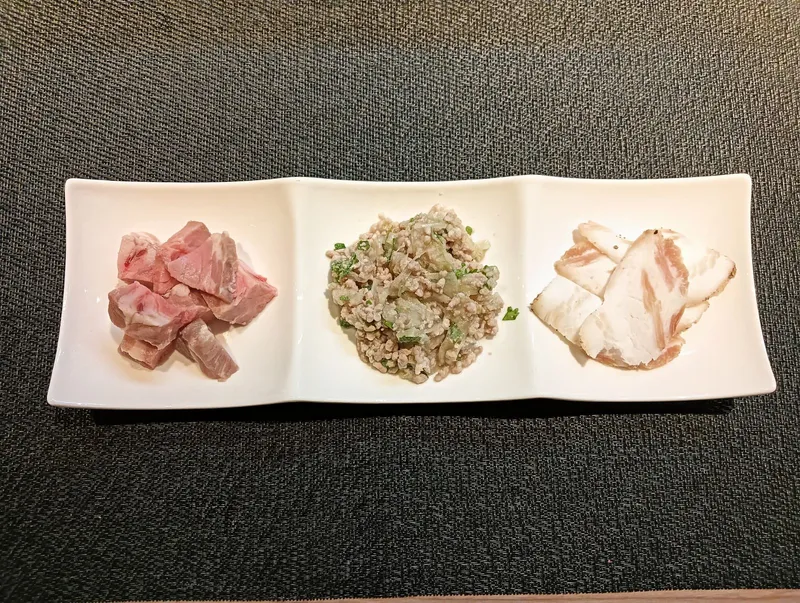 Ark館ヶ森のPorkで肩ロースのレアチャーシュー、ラープムー（タイ風豚ミンチの爽やかサラダ）　1ヶ月かけて仕込んだ自家製パンチェッタ（燻製していないベーコン）